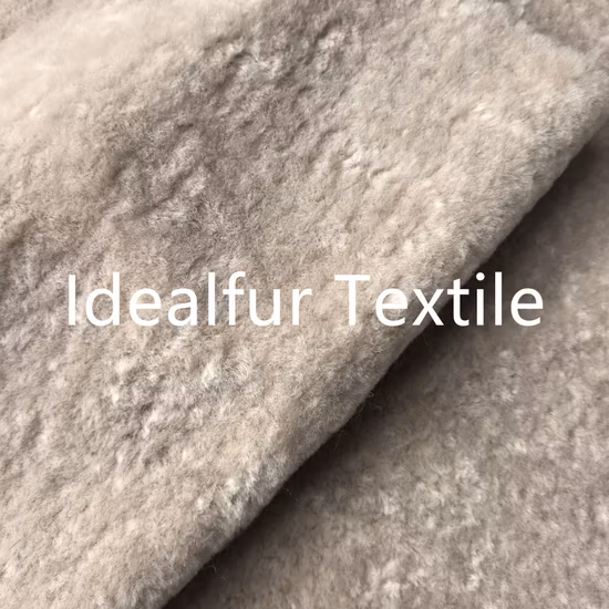 Pfirsichfarbenes, supergelocktes Kunstfell aus Wollimitat